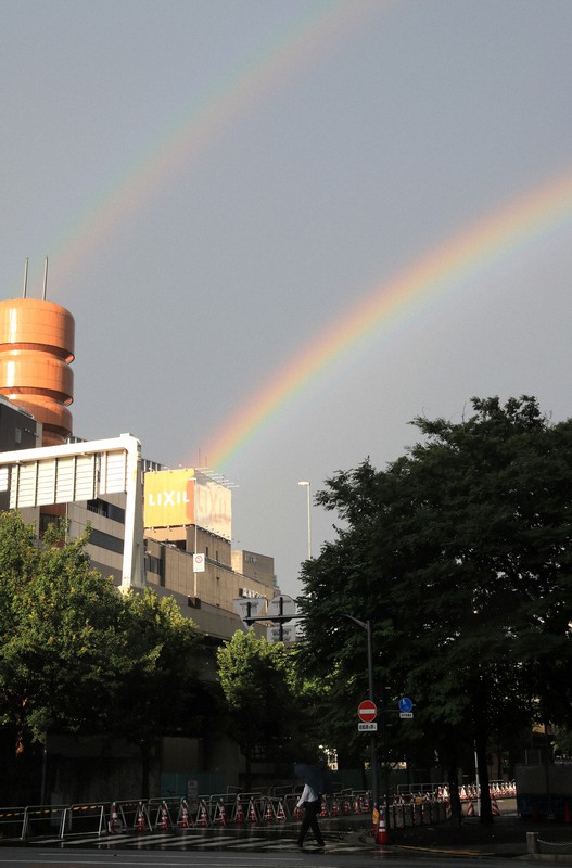 都心に強い雨、そして二重の虹　東京・皇居周辺