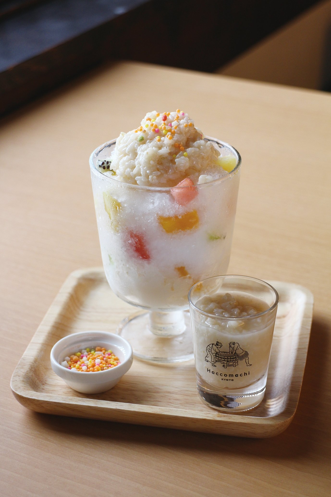米麹甘酒のかき氷、ぶぶあられをトッピング　発酵カフェが発売