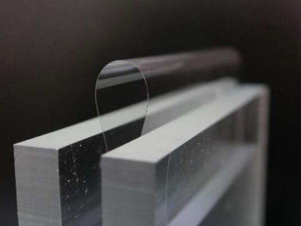 日本電気硝子が世界最薄の化学強化ガラスを開発、0.025ミリでフォーダブル用