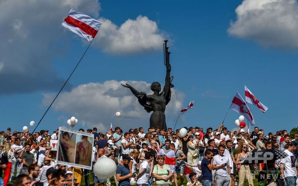 ベラルーシで歴史的大規模デモ、大統領は続投強調