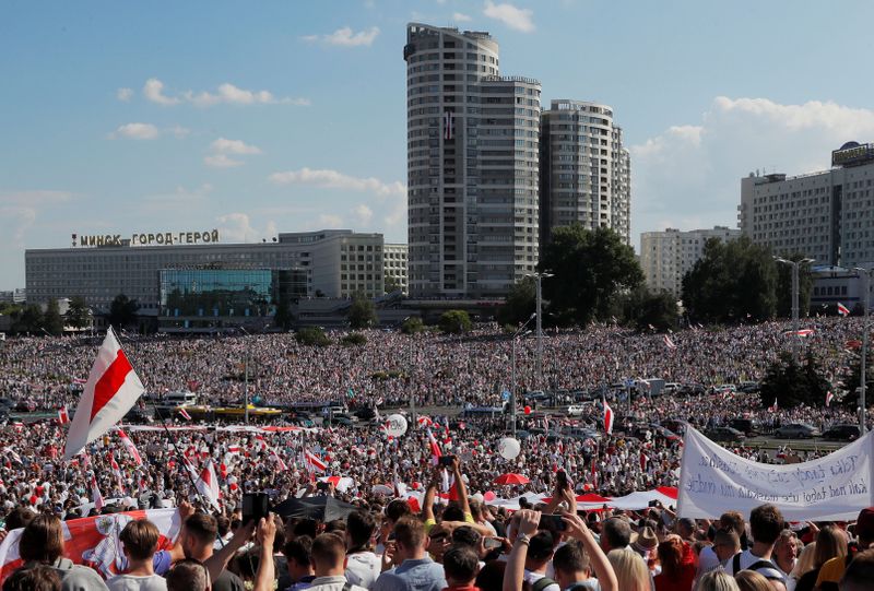 ベラルーシ大統領選巡るデモ、最大規模に　ロシアは軍事支援表明