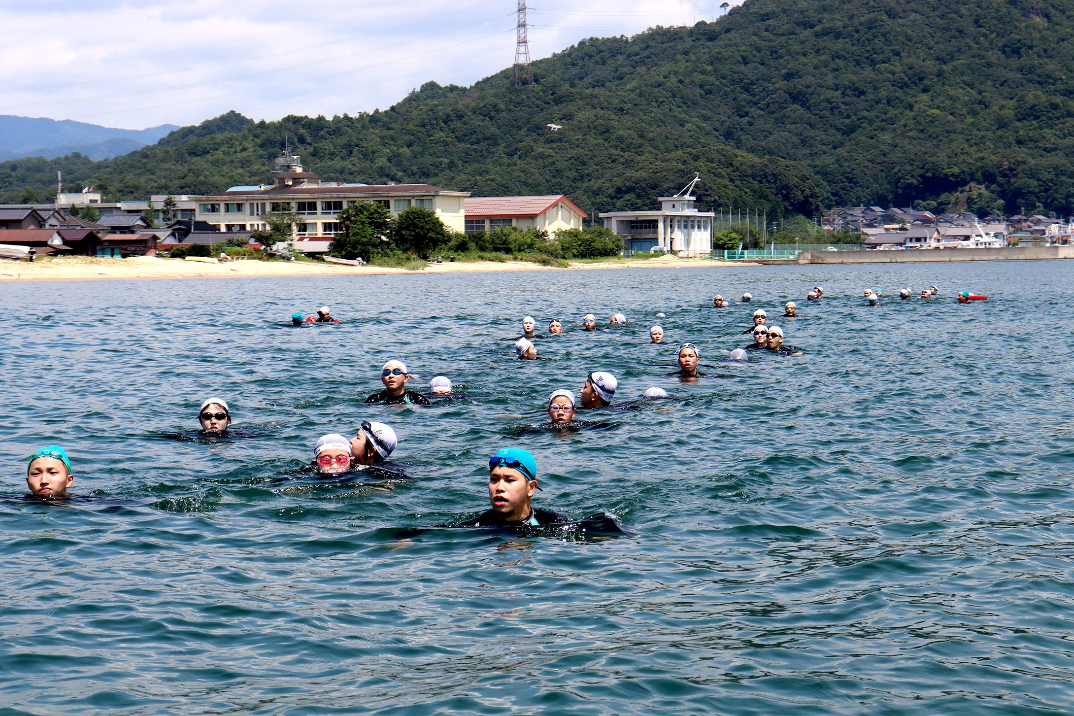 体力強化に４・６キロ泳ぐ　京都・舞鶴の海上保安学校で伝統の遠泳訓練