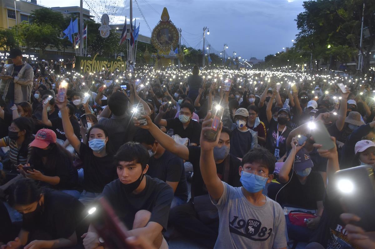 タイ・バンコクで大規模反政府集会　不満の矛先は王室にも