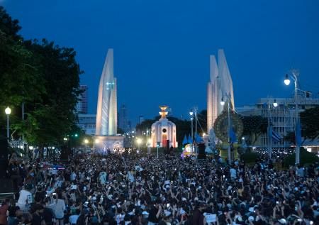 民主化要求　タイで反政府集会、バンコクに２万人超