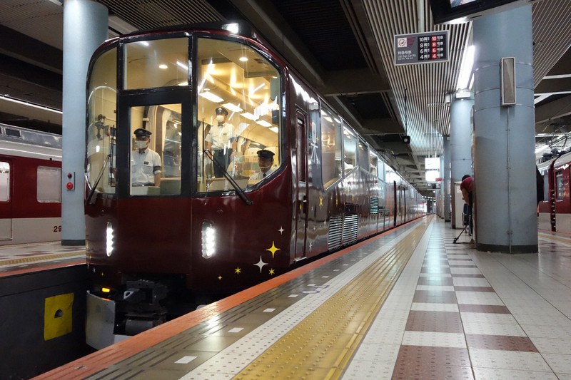 近鉄の団体専用列車「楽」30年ぶり一新　「和」テーマにメタリック調の赤茶色