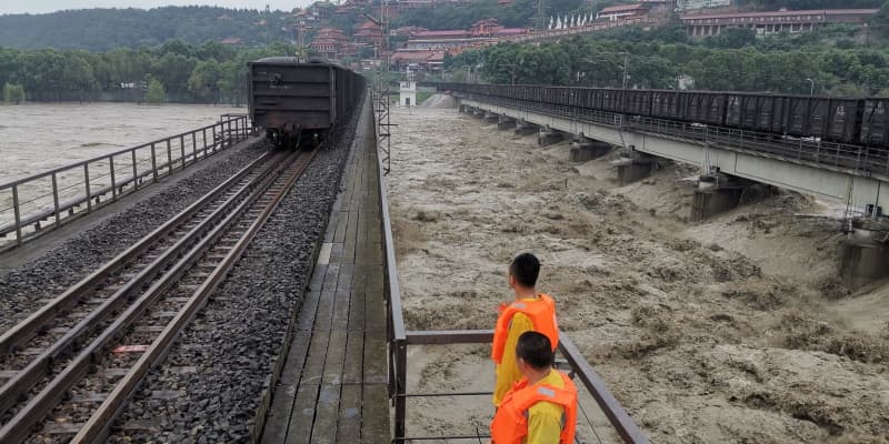 8100トンの列車荷重で橋の流失を阻止　四川省綿陽市