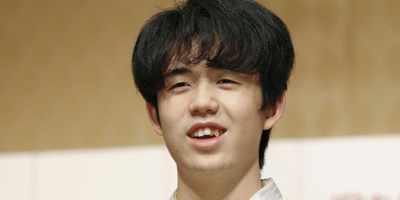 藤井聡太棋聖、最年少で二冠　王位を奪取、将棋界頂点へ