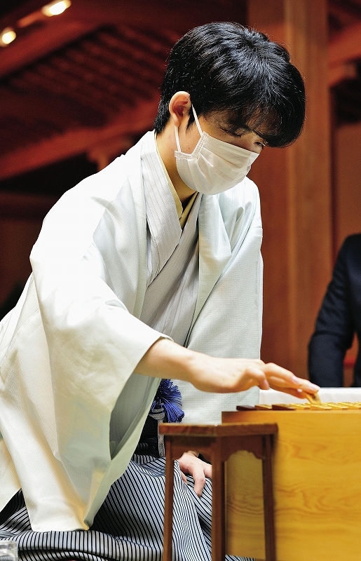 藤井聡太棋聖が王位獲得、最年少二冠