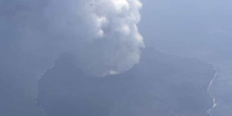 西之島に大量の火山ガス　白色の噴煙3000メートル