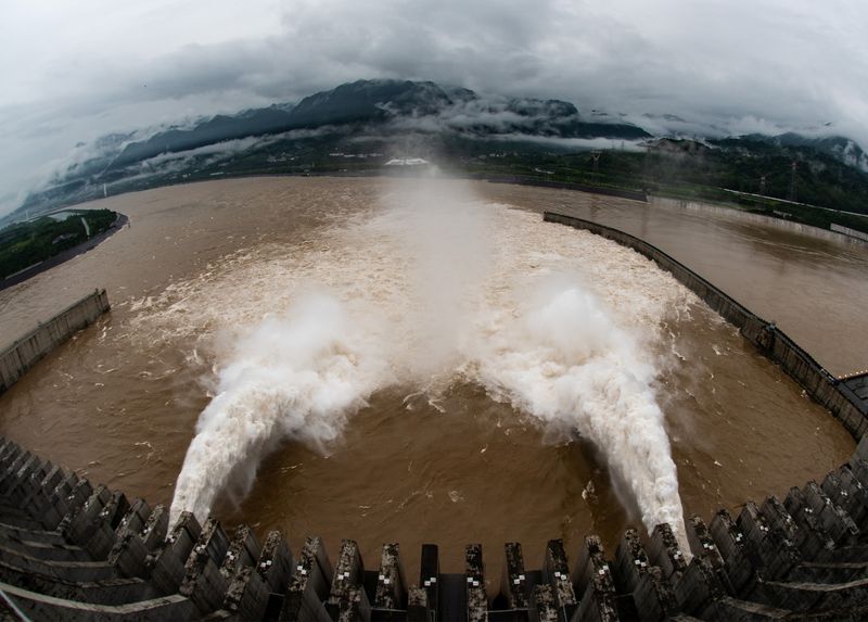 中国の三峡ダム、豪雨で水位が急上昇　設計最高水位に迫る