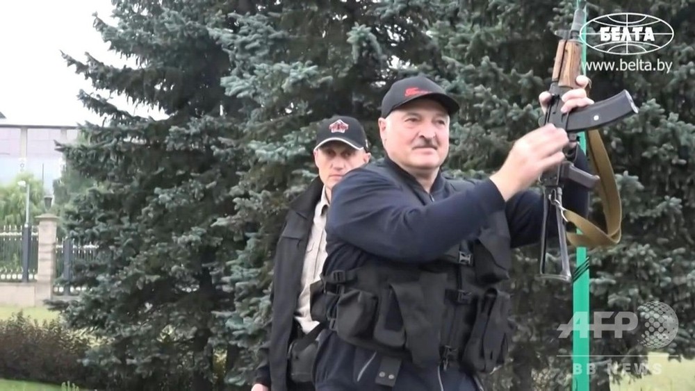 動画：防弾チョッキ姿のベラルーシ大統領、ヘリからデモ視察も 手には自動小銃