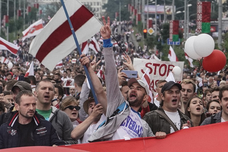 ベラルーシ　再び大統領退陣求め大規模集会　政権は対決姿勢強め、混乱長期化か