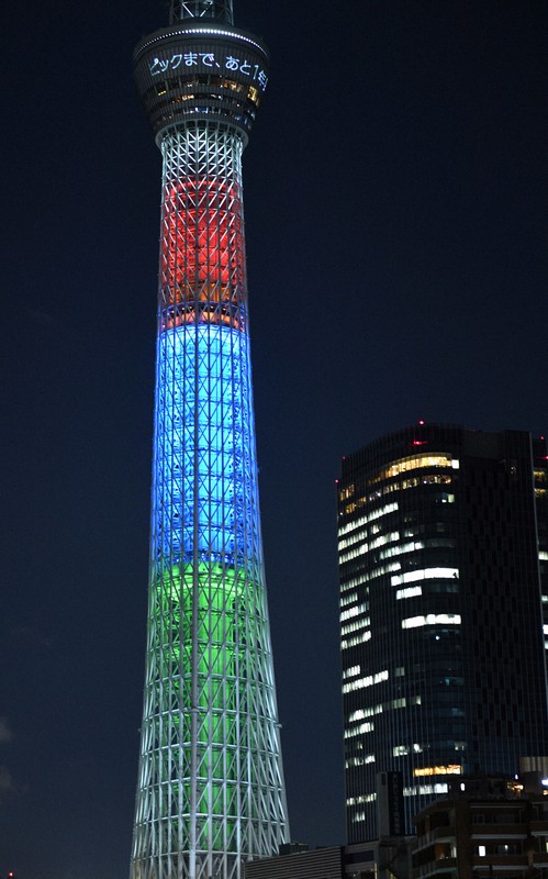 東京スカイツリー パラリンピックカラーでライトアップ 開幕まで1年