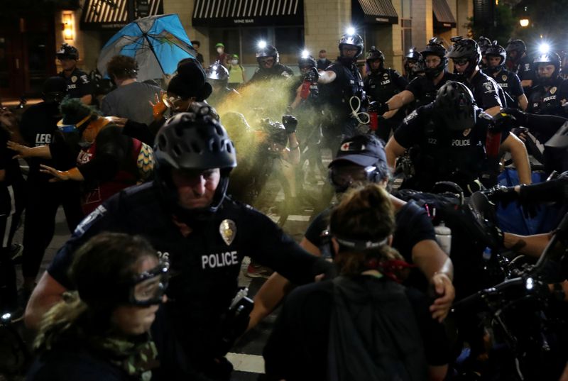 トランプ氏抗議デモ、警官隊と衝突で4人逮捕　共和大会の開催地