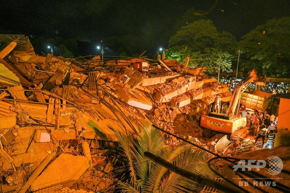インド西部でビル倒壊 1人死亡、がれきの中に数十人