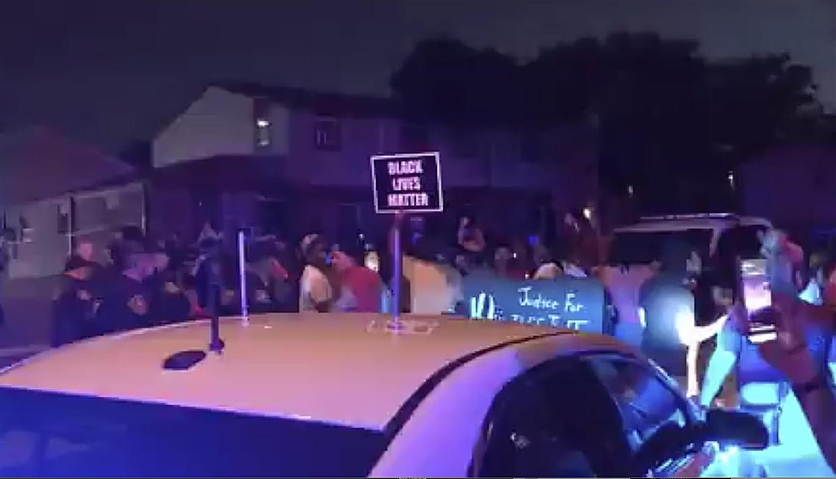 黒人男性が警官に撃たれ重体　デモ一部暴徒化　米ウィスコンシン州