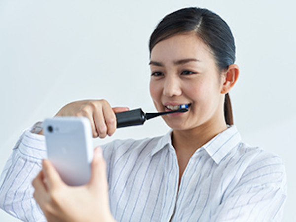 スマホが磨き方をサポート！パナソニックからアプリ連動の電動歯ブラシ登場