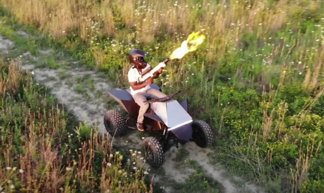 テスラファンのYouTuberが電動ATV「Cyberquad」を自作、田舎道を爆走する