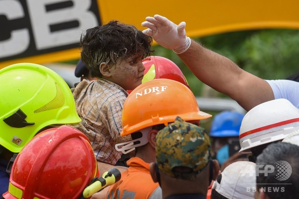 倒壊アパートから4歳児救助 死者13人に インド