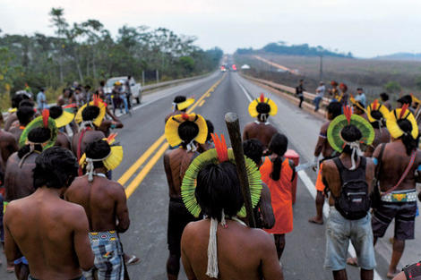 新型コロナに見舞われたブラジル先住民がロックダウンならぬ道路封鎖