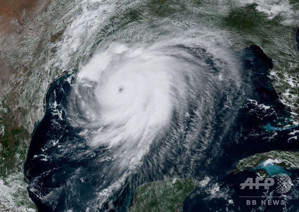 大型ハリケーン、米上陸へ 「生存不能」な高潮の恐れ