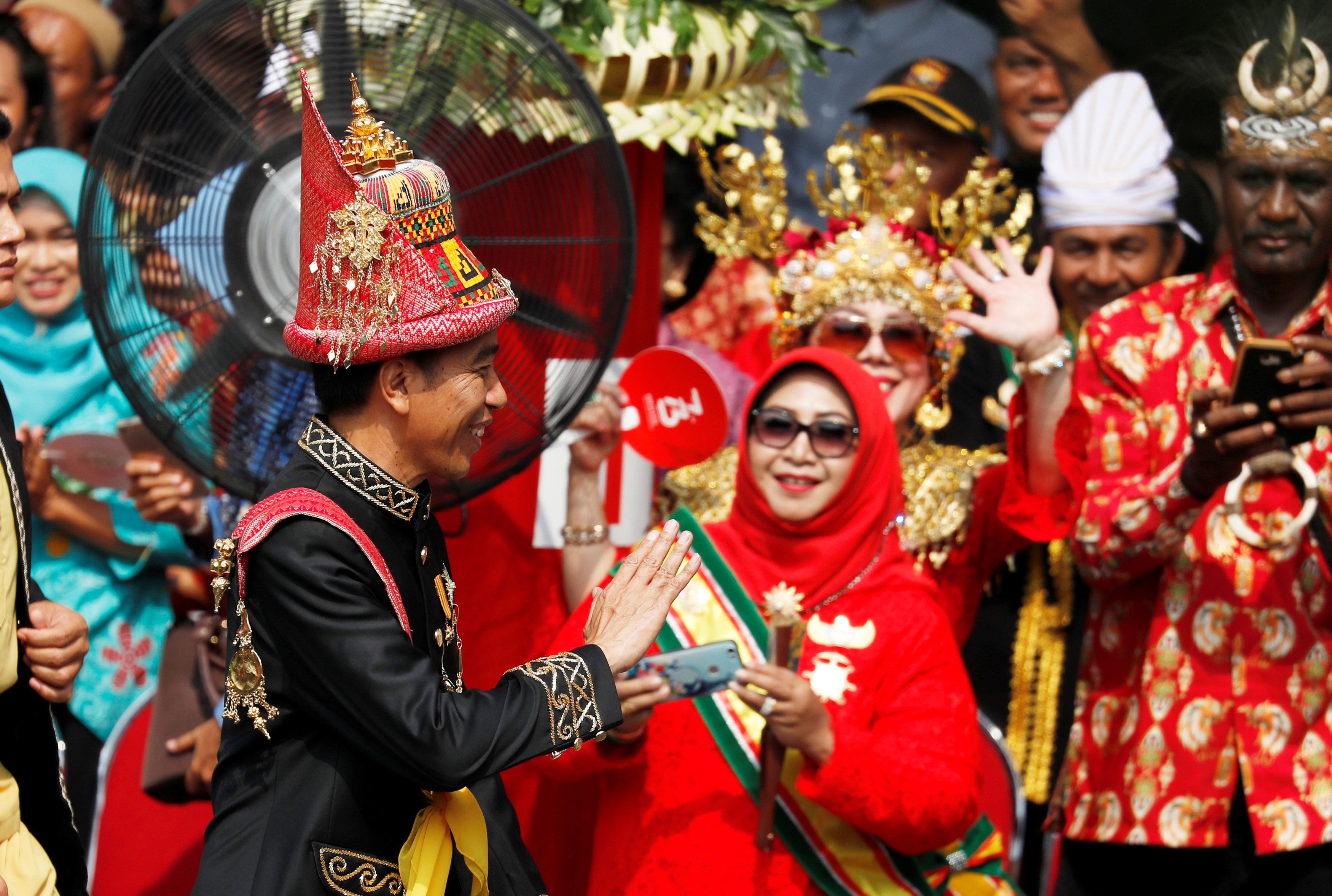 インドネシア大統領、なぜその民族衣装を選んだか　先住少数民族の土地問題が大統領の衣装でクローズアップ