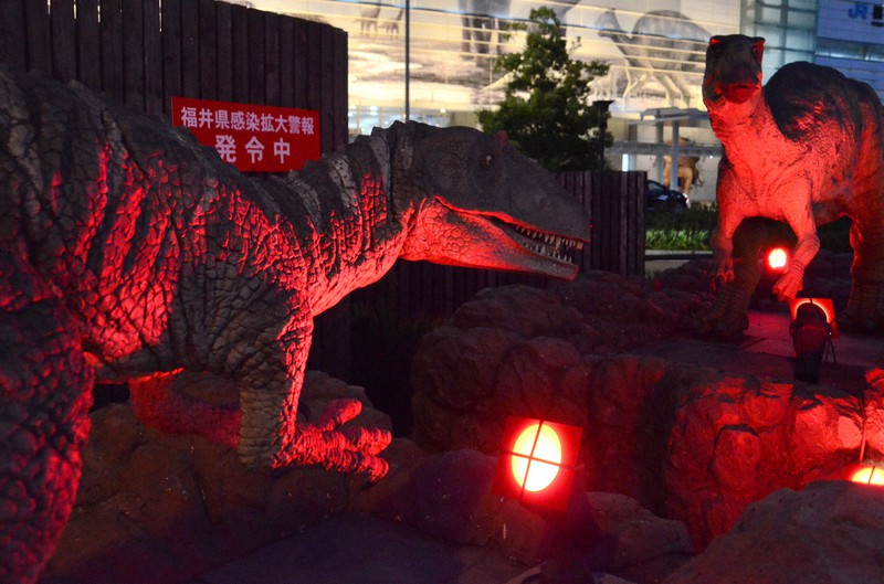 福井県がコロナ独自「警報」に引き上げ　恐竜モニュメントが赤色に