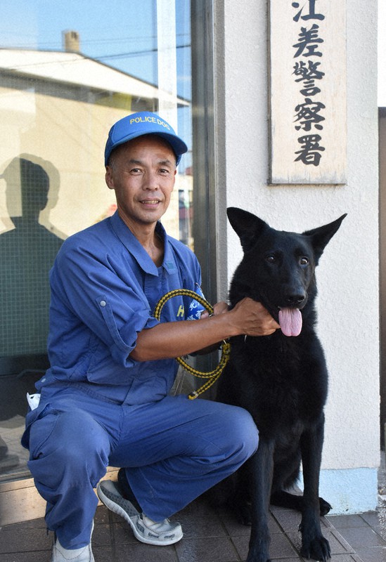 「鼻の捜査官」　嘱託警察犬育て25年　大沼さんに感謝状　北海道警江差署