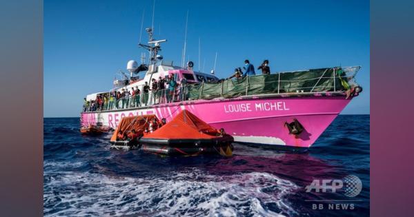 バンクシーの移民救助船が立ち往生、伊当局とNGOが救援