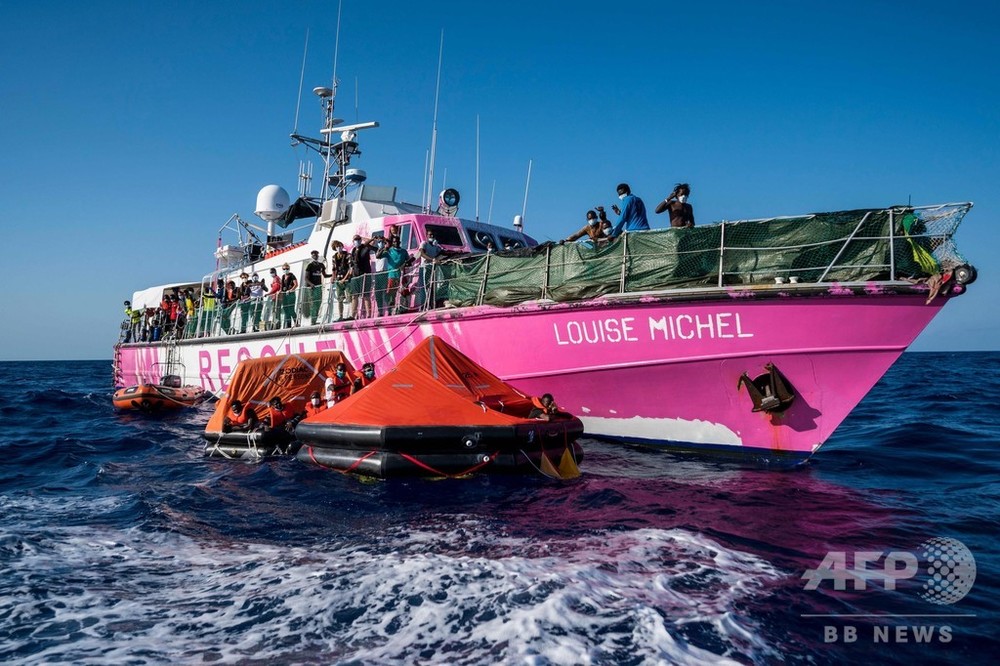 バンクシーの移民救助船が立ち往生、伊当局とNGOが救援
