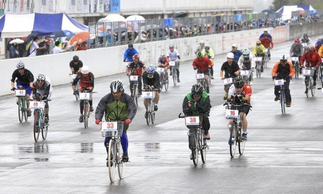 全日本ママチャリ耐久レース　３００人が激走