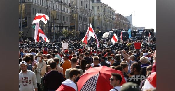 ベラルーシ首都で10万人超デモ 警察、125人拘束