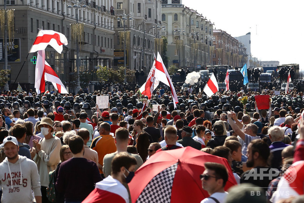 ベラルーシ首都で10万人超デモ 警察、125人拘束