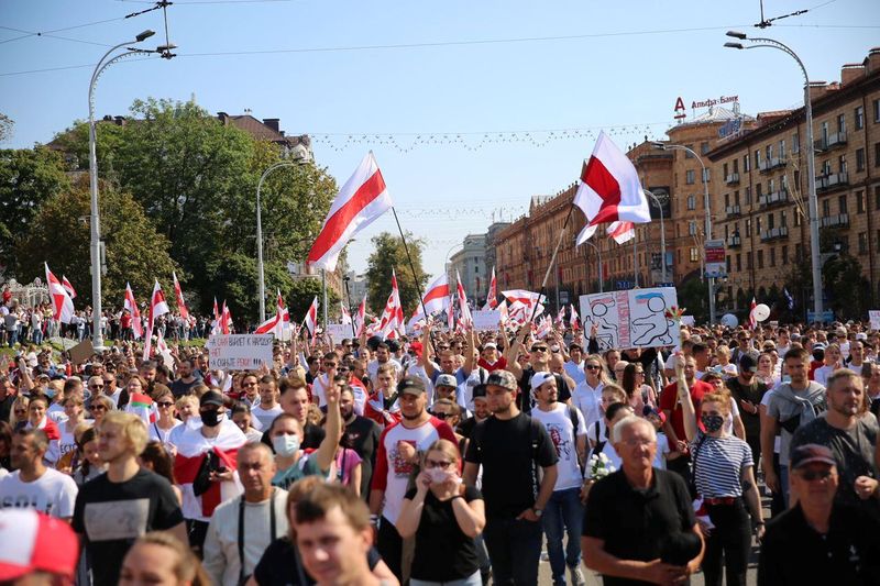 ベラルーシで大規模デモ、プーチン氏はルカシェンコ氏に会談提案