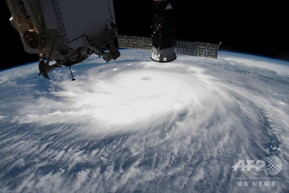 宇宙から見たハリケーン「ローラ」 ISS撮影