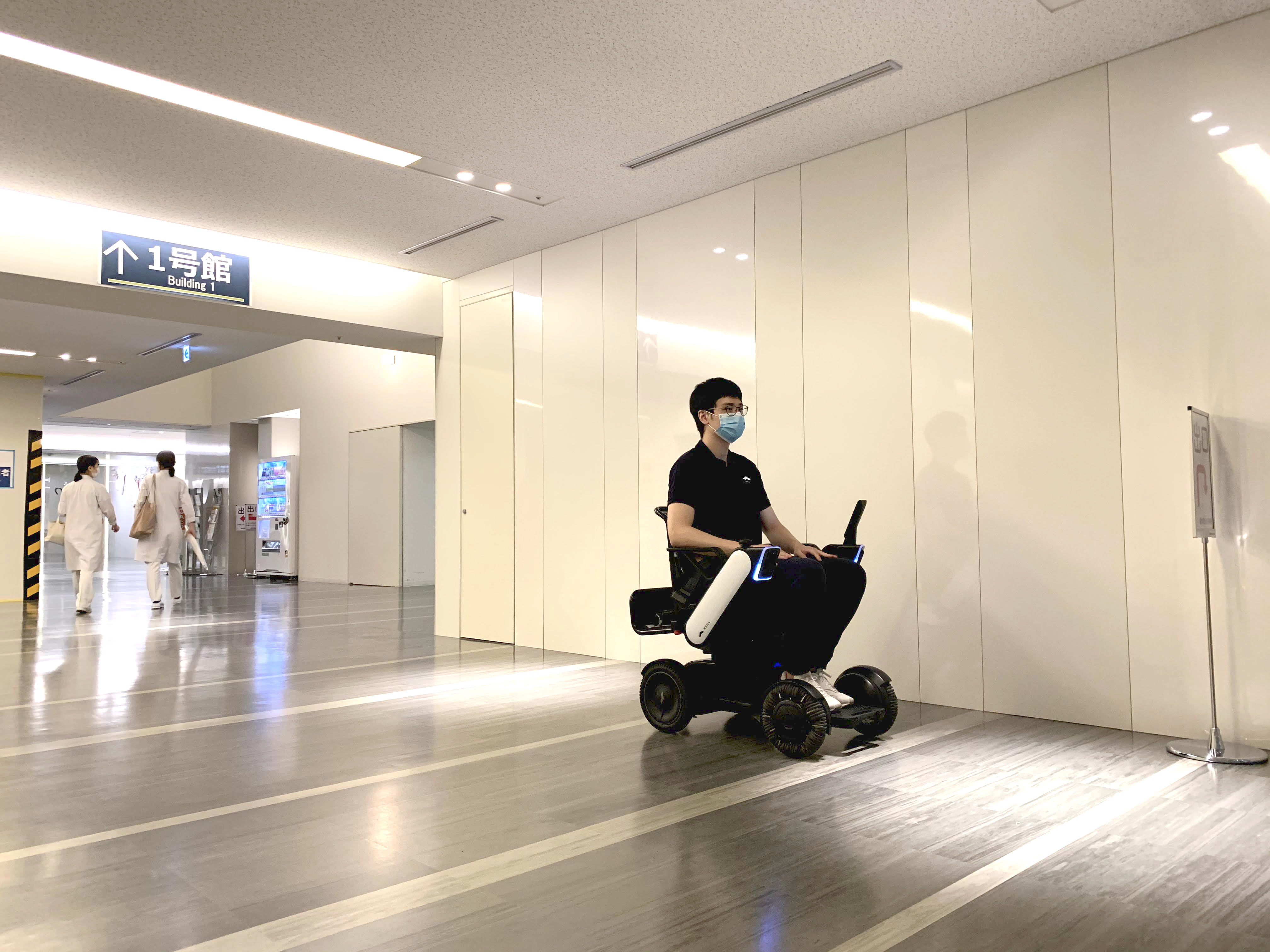 慶応大病院、患者を自動運転車いすで運ぶ実験　9月から開始