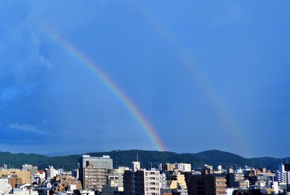 京都盆地にアーチ　雨上がりの空に二重の虹