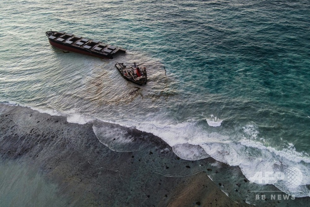 モーリシャス沖で重油回収に当たる船同士が衝突、2人死亡