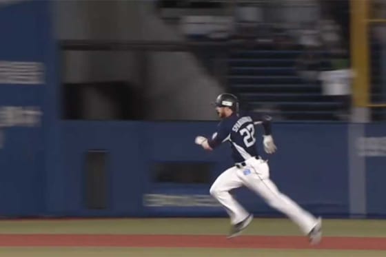 「めっちゃ速い」「神助っ人」　西武スパンジェンバーグ、周東級の“快速三塁打”に衝撃
