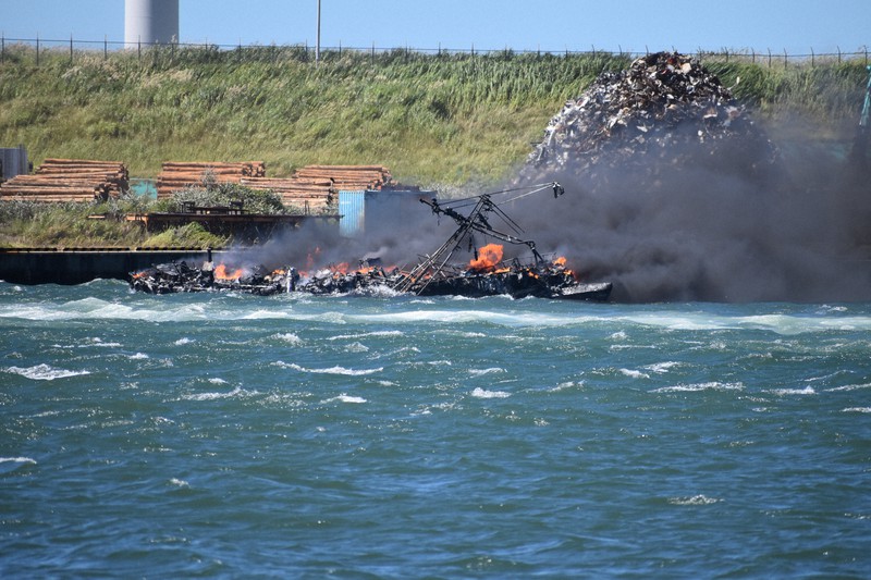 秋田港で漁船が爆発、炎上 負傷者がいる模様