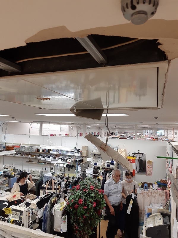 坂井市のアミ、地震で天井複数壊れる