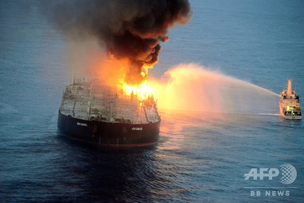 スリランカ沖タンカー火災、1人死亡 油流出の懸念高まる