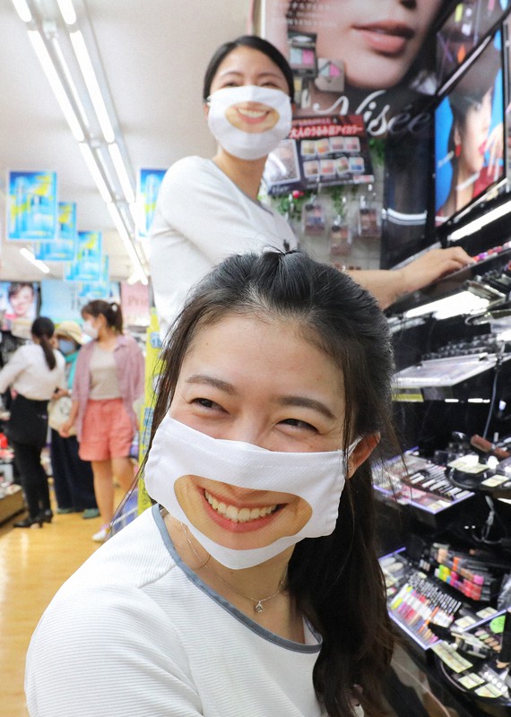 「いい笑顔だね」　ディスカウント店従業員400人が「スマイルマスク」　東京・台東