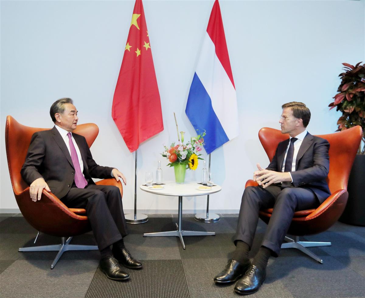 中国外相、欧州取り込み難航　チェコ議長訪台で「恫喝」露呈