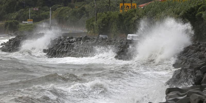 台風10号が沖縄・奄美に迫る　避難指示・勧告10万世帯