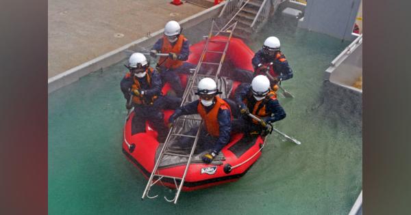 台風、豪雨、備えは着々　水害再現の施設で消防士が救助訓練