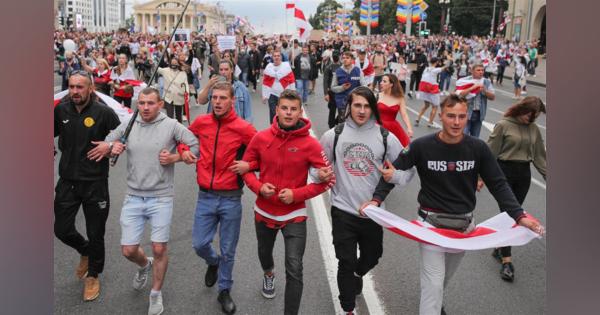 ベラルーシで４週連続大規模デモ　１５０人超拘束