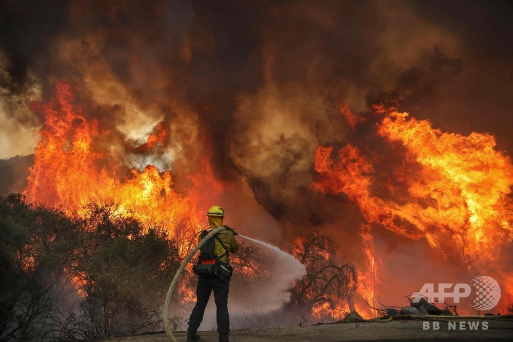 逃げ場失った200人超をヘリで救出 米カリフォルニア州山火事