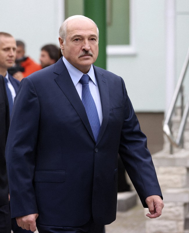 ベラルーシ大統領　ロシアに急接近　抗議活動高まり選挙前の批判から一変