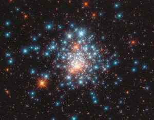 2世代の星々が同居する大マゼラン雲のカラフルな球状星団